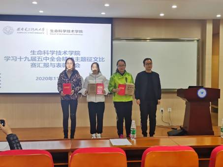 图片包含 室内, 站, 大厅, 女人描述已自动生成